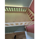 Spielbett für ein Kind mit stabiler Treppe